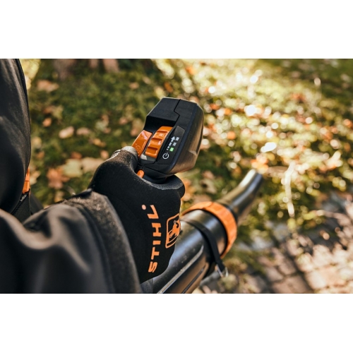STIHL BGA 300: PLECAKOWA DMUCHAWA AKUMULATOROWA: DUŻA MOC I CICHA PRACA